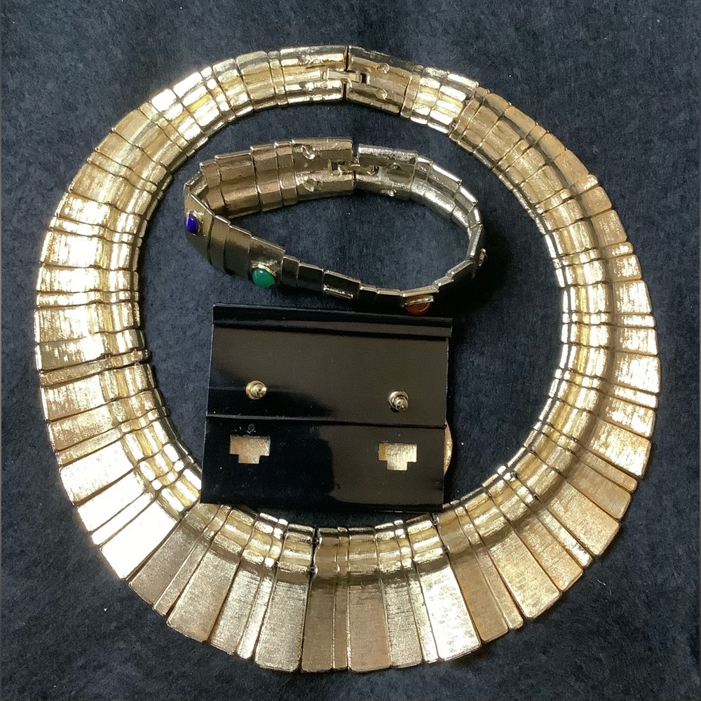 VINTAGE LES BERNARD Unsigned
Gold-Toned Egyptian Revival Jewelry Set NWOT - Picture 6 of 7